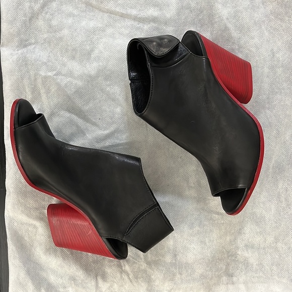 MIMOSA RED & BLACK HEELED SANDALS - Picture 2 of 6